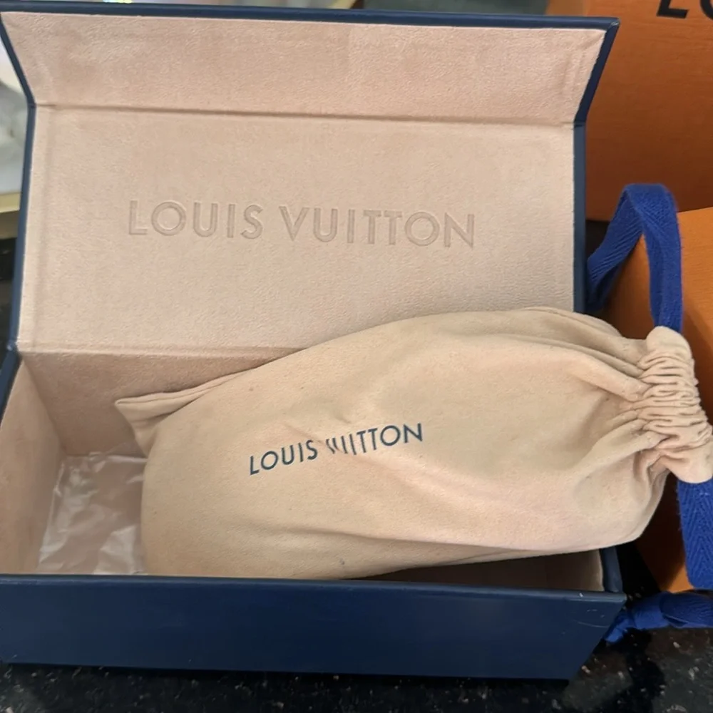 Authentic 💯 - Picture 9 of 9